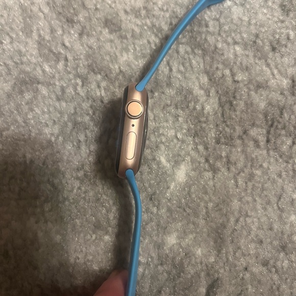 Apple Watch Series 4 40mm Rose Gold Aluminum - Picture 4 of 8